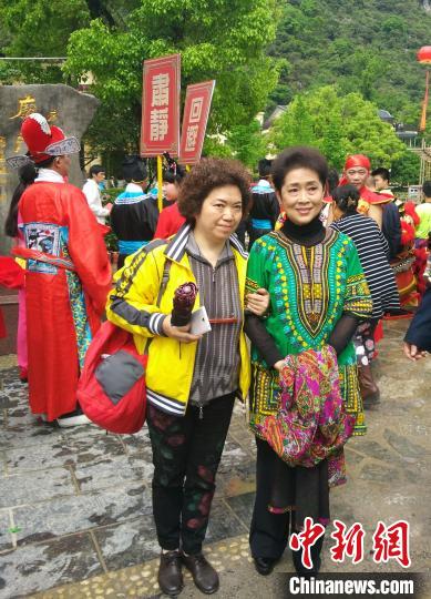 图为2016年，黄婉秋(右)参加桂林秀峰“三月三”民族歌圩节后，跟“粉丝”合影。　赵琳露 摄