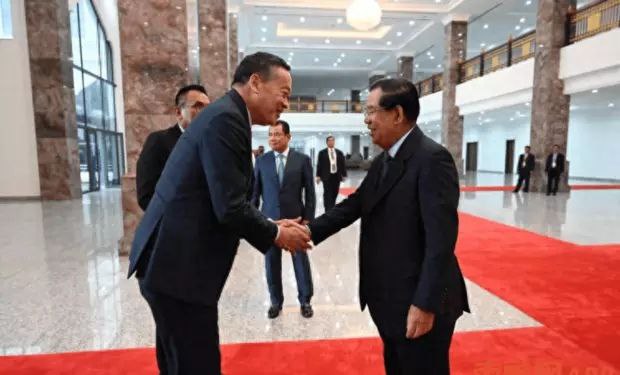 柬埔寨洪森亲王会见泰国总理