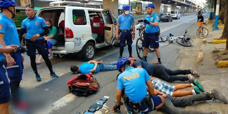 菲律宾马尼拉市警察在街头逮捕五名涉及盗窃活动的男子