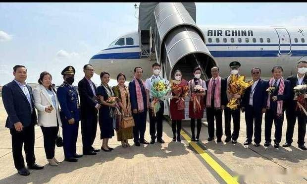 疫情后北京首个直飞航班落地金边，柬埔寨旅游部长亲自欢迎