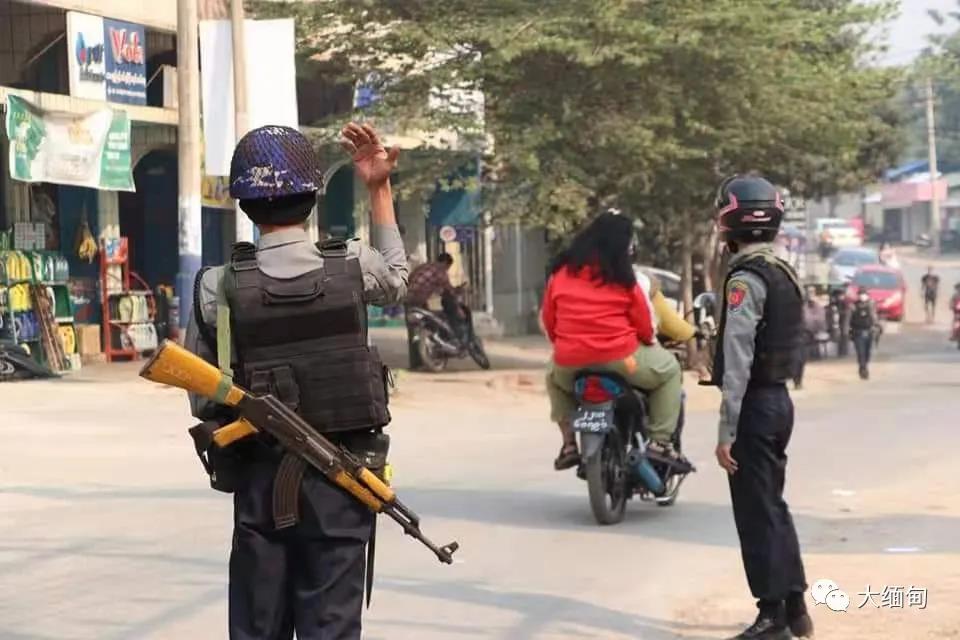 缅北腊戌军警加大对出入城检查的力度，多名德昂族青年被抓捕