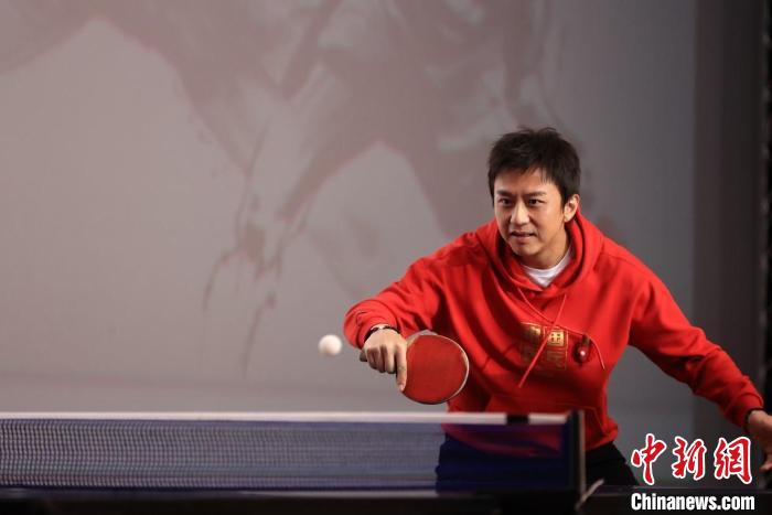 两位主创与华理戴璐和张艺馨同学进行了一场乒乓球“比赛”。　华东理工大学供图