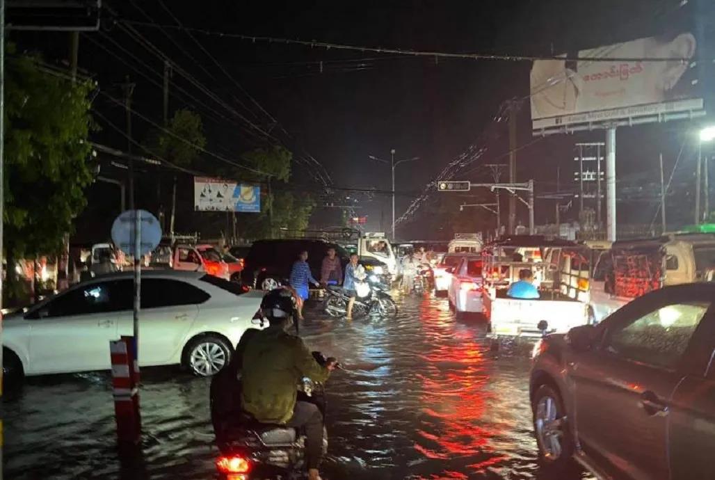 曼德勒市区突降暴雨 道路被淹 交通受阻