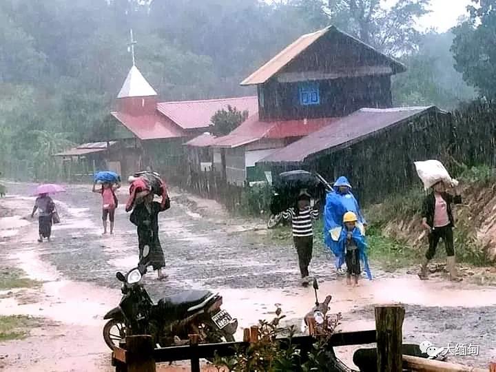 可怜！在暴雨中奔跑的敏达镇难民；孟派军警烧毁难民营的救济大米