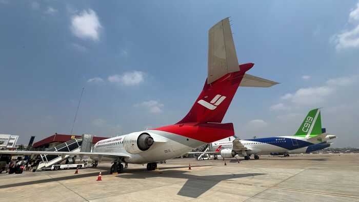 中国产商用飞机C919及ARJ21首次飞抵柬埔寨
