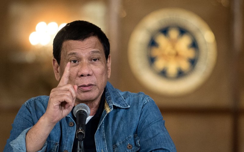 菲律宾总统杜特尔特：要把未接种疫苗的女部长绑起来强制接种！针头要扎头上！