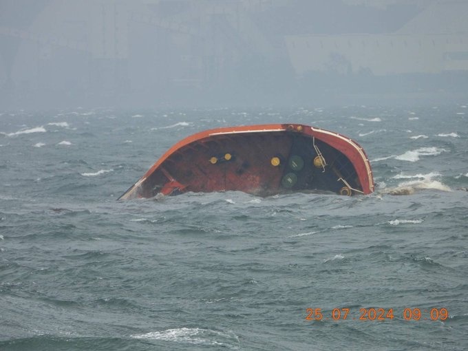 油轮在巴丹省外海倾覆导致溢油 1人失踪