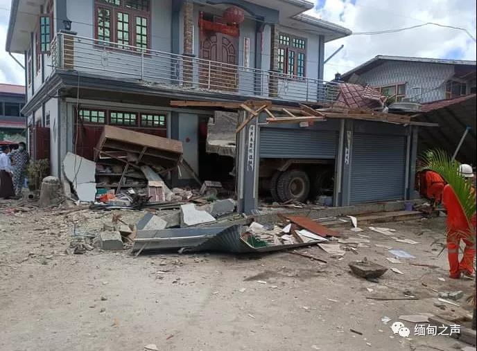 缅甸掸邦南桑镇，一辆运沙车冲进别墅内​，别墅一楼被撞得一片狼藉
