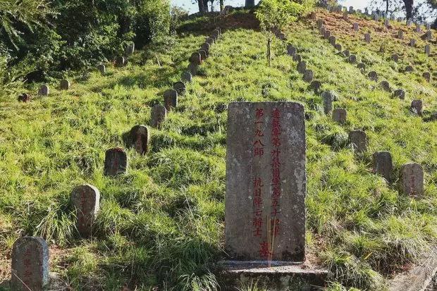 推平中国烈士墓为日本战犯立碑修庙