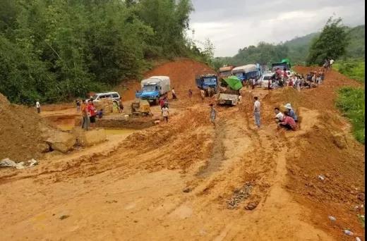 缅甸军方与克钦独立军激战，密支那-八莫公路满是泥泞，通行困难