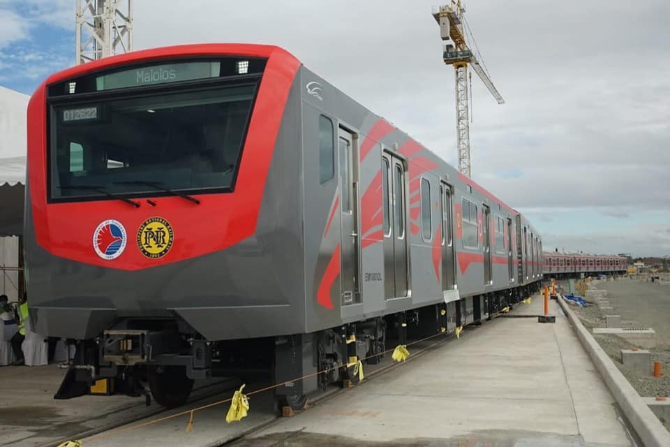 菲律宾交通部开始检验南北通勤铁路列车