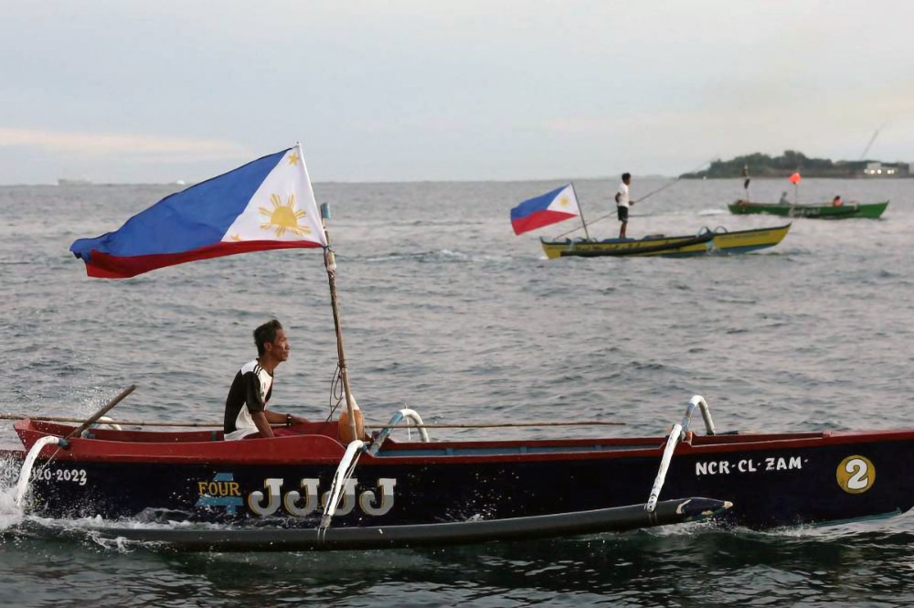 菲律宾渔民继续出海 促政府保护小船只