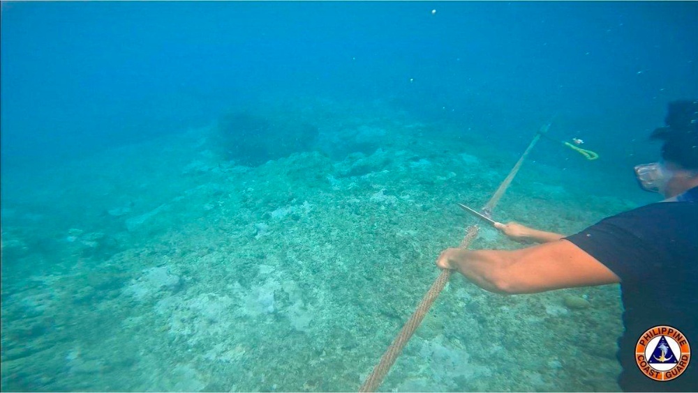 菲律宾海警展示黄岩岛"战利品"
