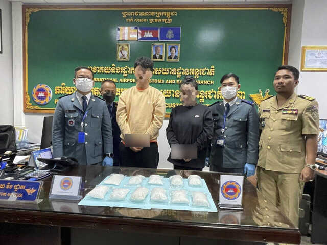 腰缠毒品！2名韩国人在金边机场被捕