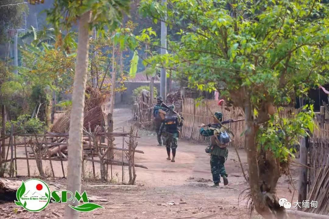 南掸邦军进村抓壮丁，家中没男青年就抓女青年，甚至抓走80岁老翁
