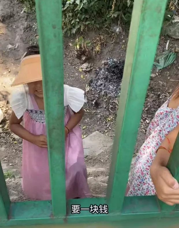 缅甸小女孩伸手要一块钱博主给钱后好奇一块钱能买啥