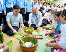 កម្ពុជាប្រារព្ធពិធី “វេចនំជុំញាតិ” អបអរពិធីបុណ្យកាន់បិណ្ឌ…