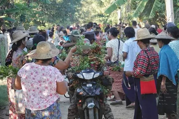 缅甸共产党发起的缅甸版秋收起义得到当地居民的夹道欢迎