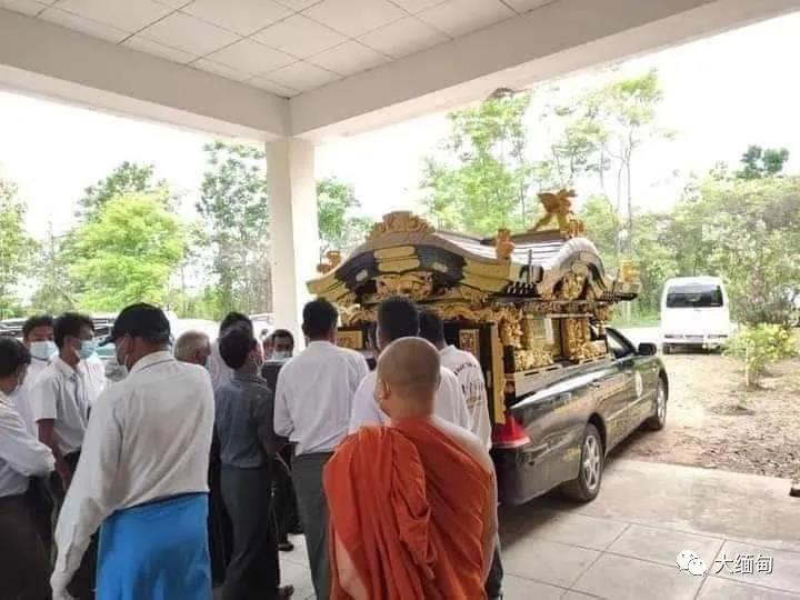 敏昂莱大将跪送空难中丧生的色贡大师 网友：这算是国葬！