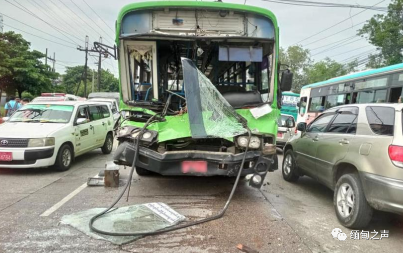 缅北歪莫，一辆计划前往甘拜迪的香蕉车翻车发生事故