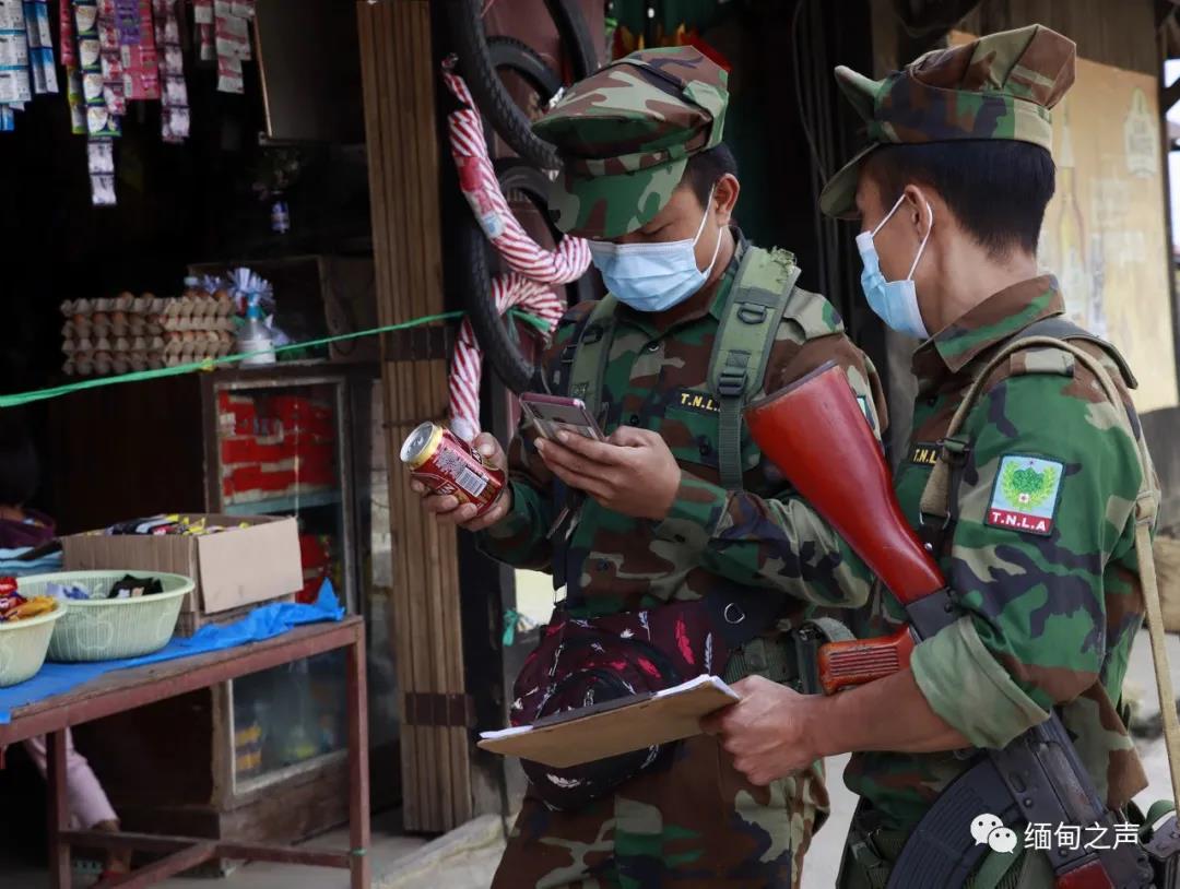 缅甸一民武对商铺进行巡查，一旦发现这些商品，一律收缴