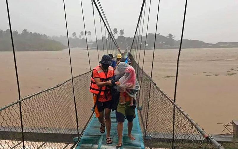 台风“雷伊”袭击菲律宾 近10万居民疏散 海空交通停顿