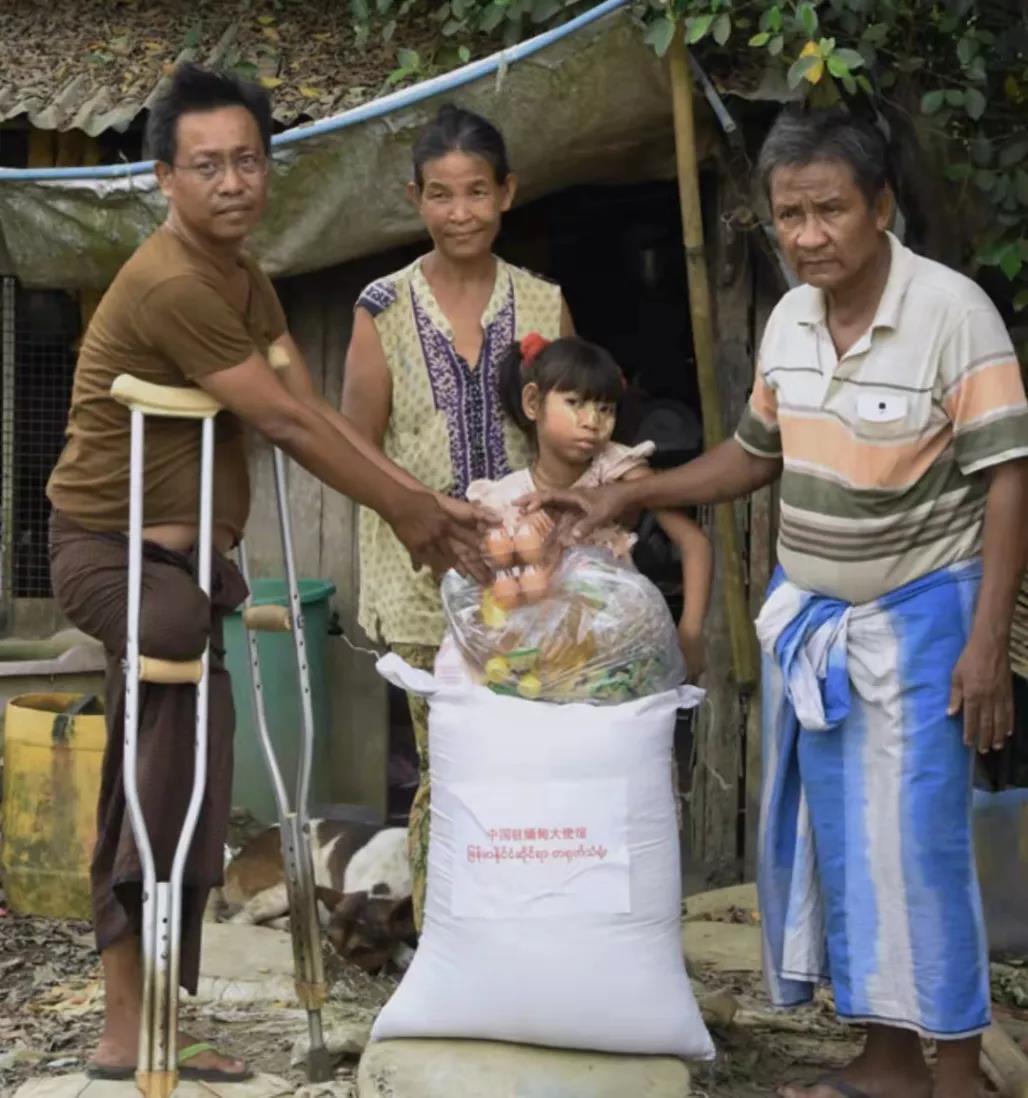 中国驻缅甸大使馆向仰光残疾人捐赠粮食包