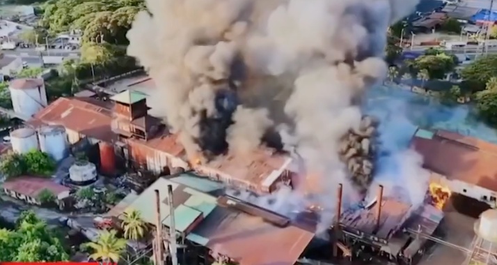 菲律宾奎松省椰子油厂突发大火