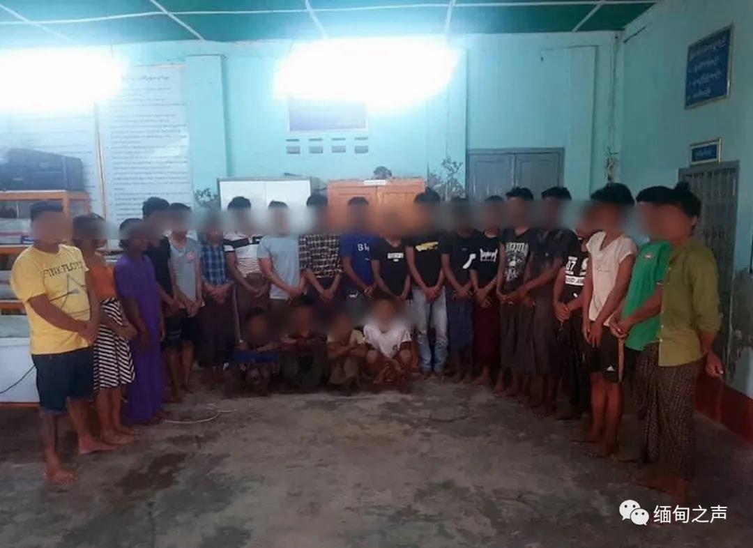 缅甸实兑，20多名青年在路边喝酒被抓