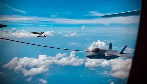 美军隐形战机在菲律宾周边海域演练对海轰炸