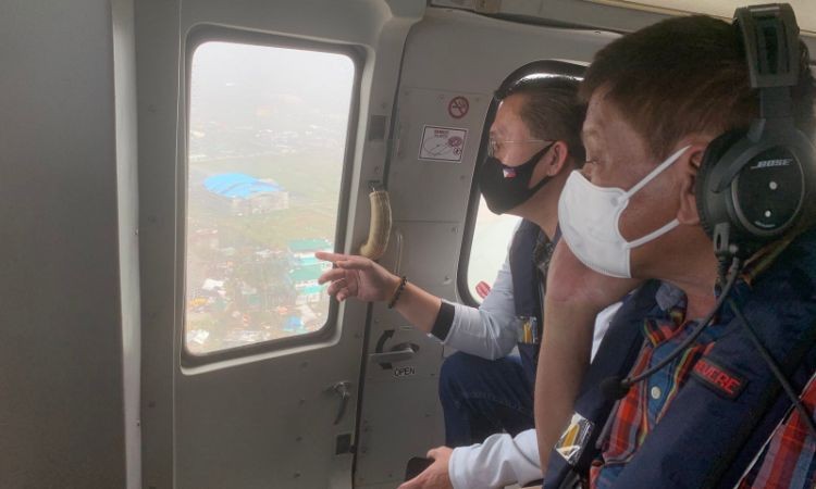 菲律宾总统杜特地空中视察台风奥德特灾区