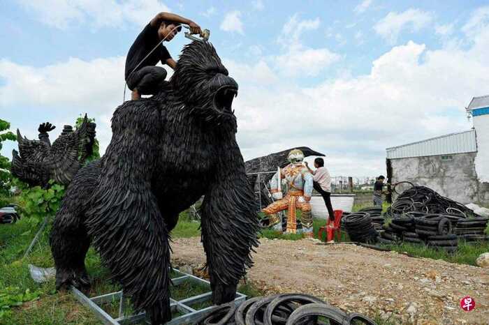 柬埔寨环保艺术家 用废弃轮胎制作雕像