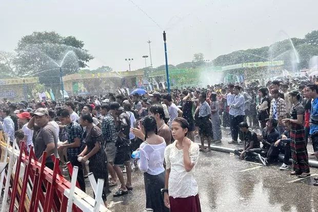 缅甸多地举办泼水节开幕式民众喜迎新年