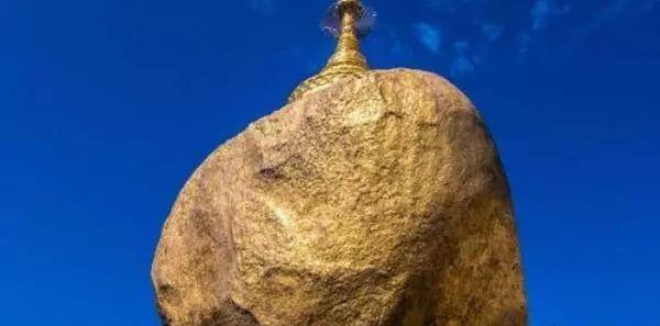 缅甸一神秘的巨石屹立在悬崖边超2500年