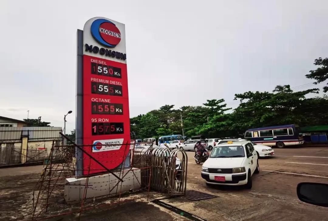 燃油价格上涨140% 油价“分裂” 多地开始断油停业