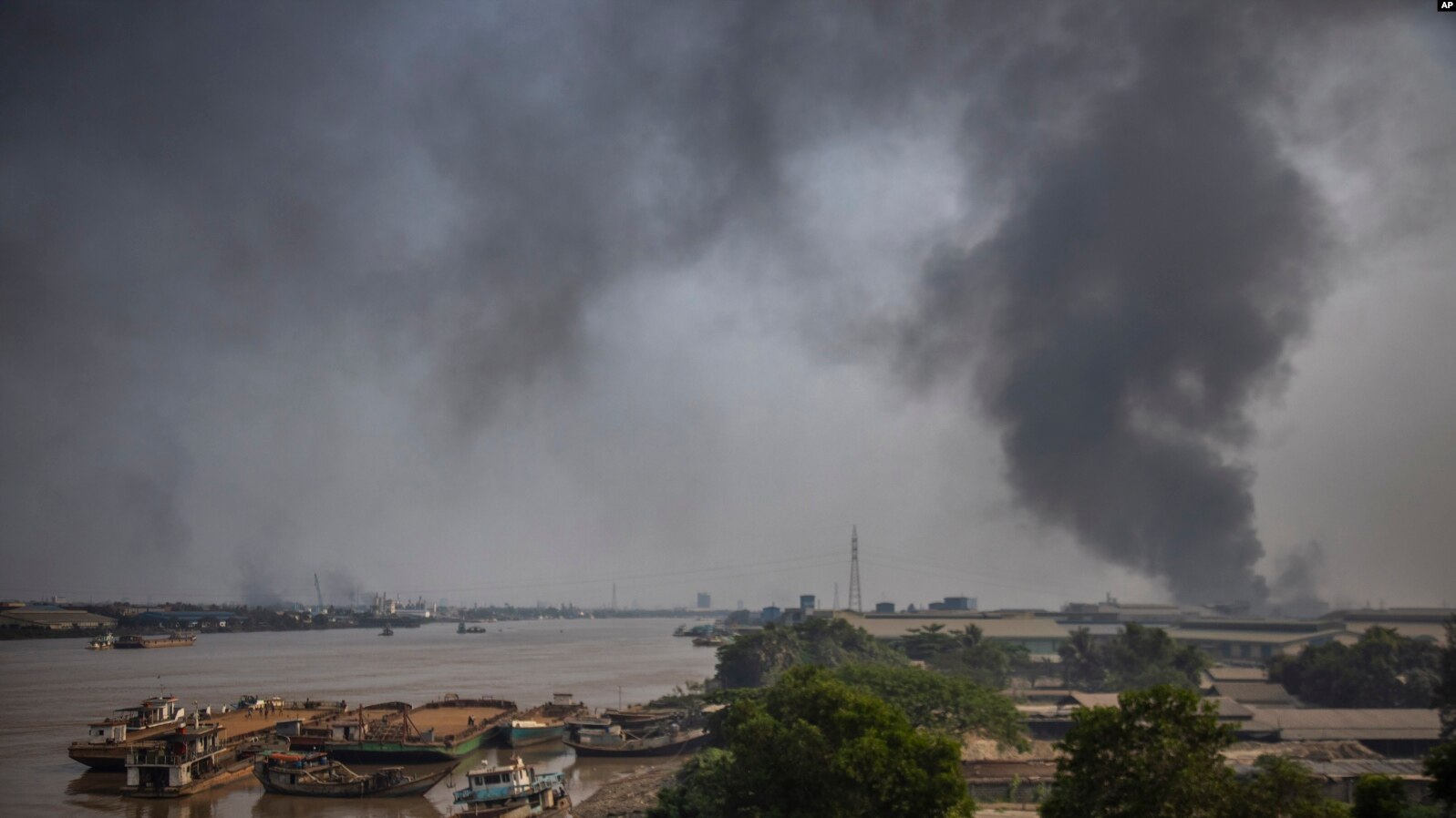 缅甸军事法庭判处纵火焚烧中资工厂的28人长期监禁和苦役