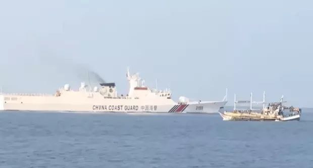 菲律宾飞机超低空挑衅飞掠中国海警船