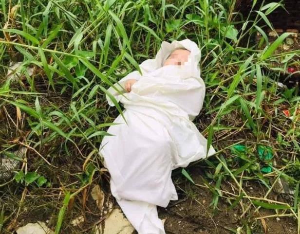 缅甸小婴儿被人丢在火葬场旁，被蚊虫叮咬！幸好，爱心人士出手
