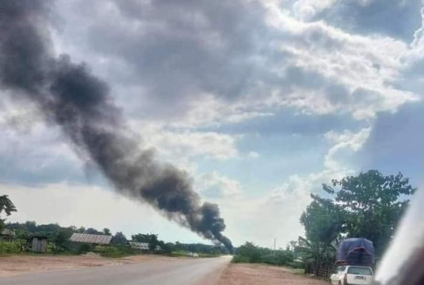 妙瓦底-高加力亚洲公路爆发战斗，一辆卡车被烧毁