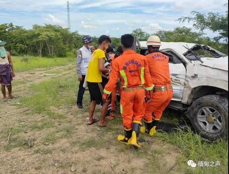 缅甸仰曼高速上，一辆丰田车突然失控翻车，3人受伤