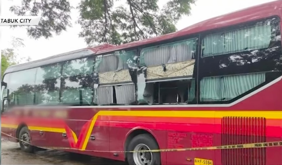 巴士涉交通事故导致一人死亡 村民上街砸坏大巴